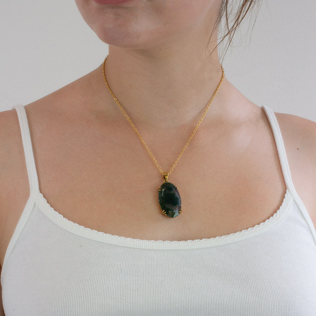 MOSS AGATE NECKLACE ON MODEL