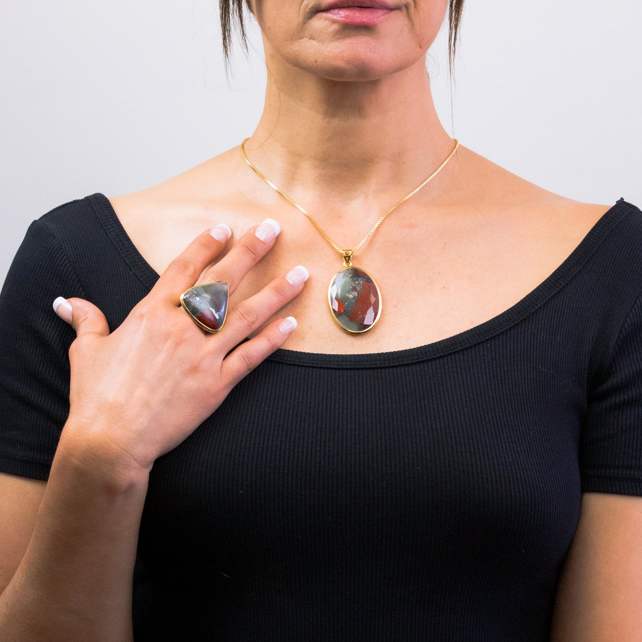 VOLCANO JASPER NECKLACE IN YELLOW GOLD VERMEIL ON MODEL
