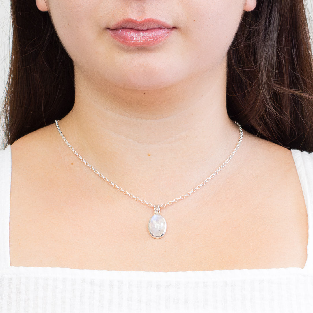 CABOCHON RAINBOW MOONSTONE NECKLACE IN STERLING SILVER MADE IN EARTH


