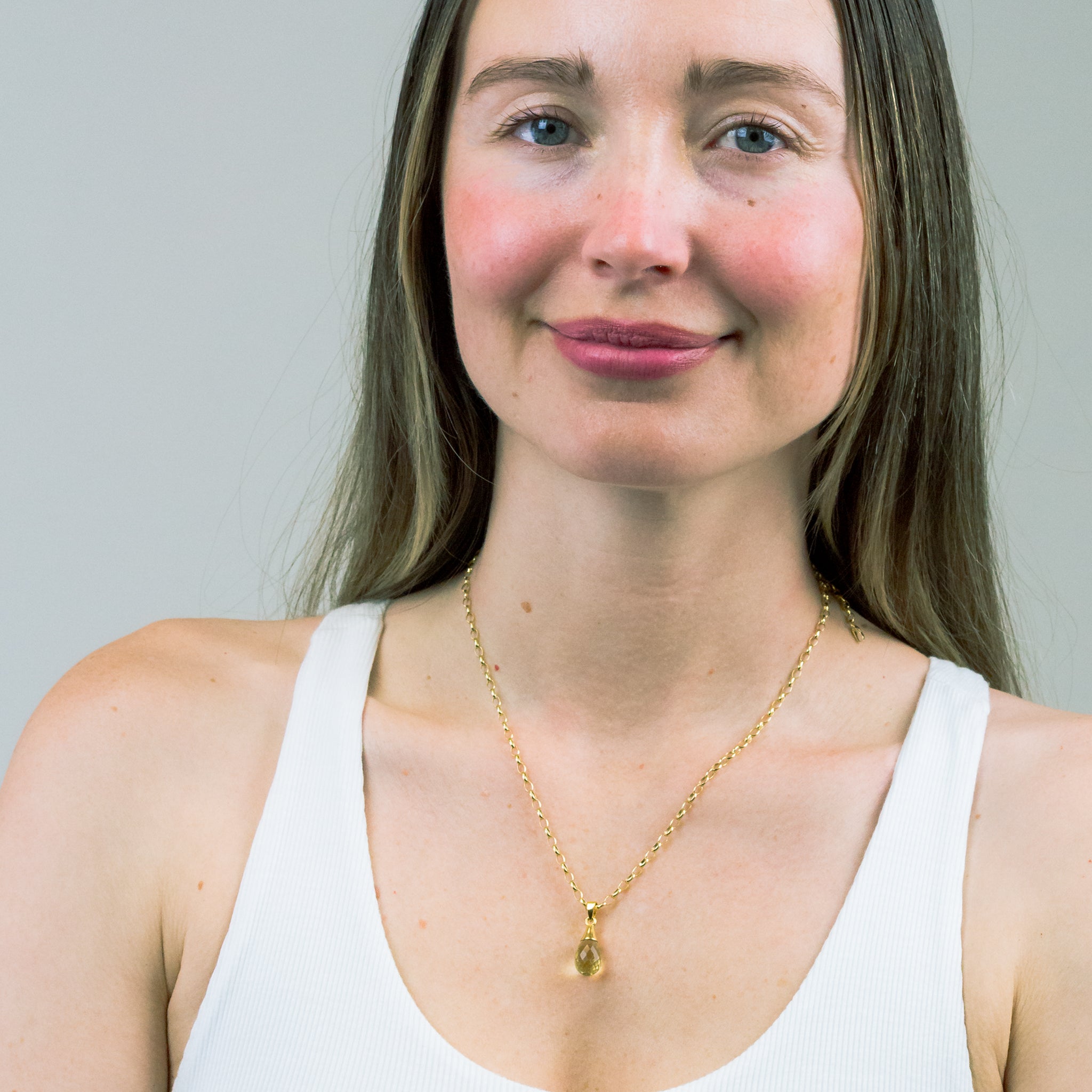 FACETED LEMON QUARTZ NECKLACE IN YELLOW GOLD VERMEIL ON MODEL | MADE IN EARTH