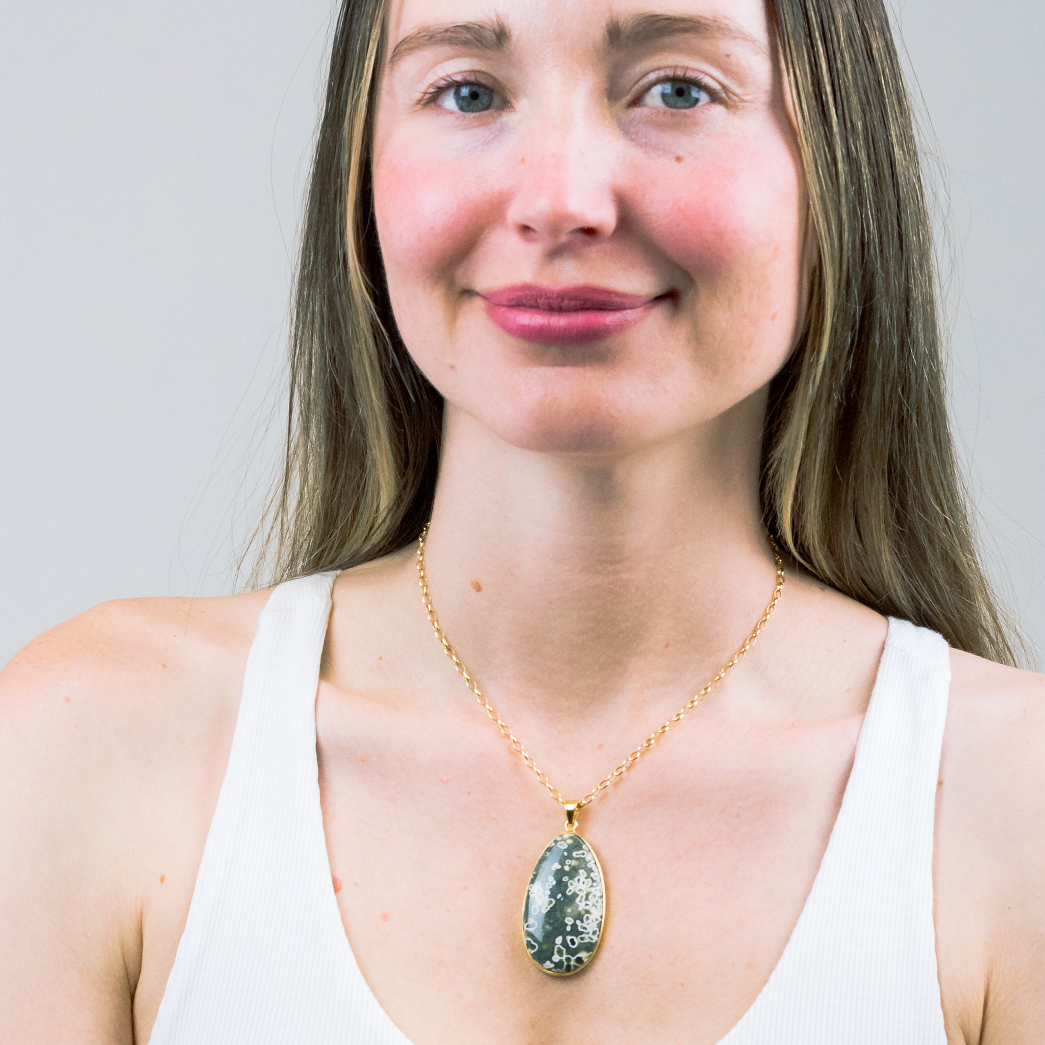 OCEAN SPRAY  AGATE NECKLACEIN YELLOW GOLD VERMEIL FINISH OVER STERLING SILVER ON MODEL | MADE IN EARTH