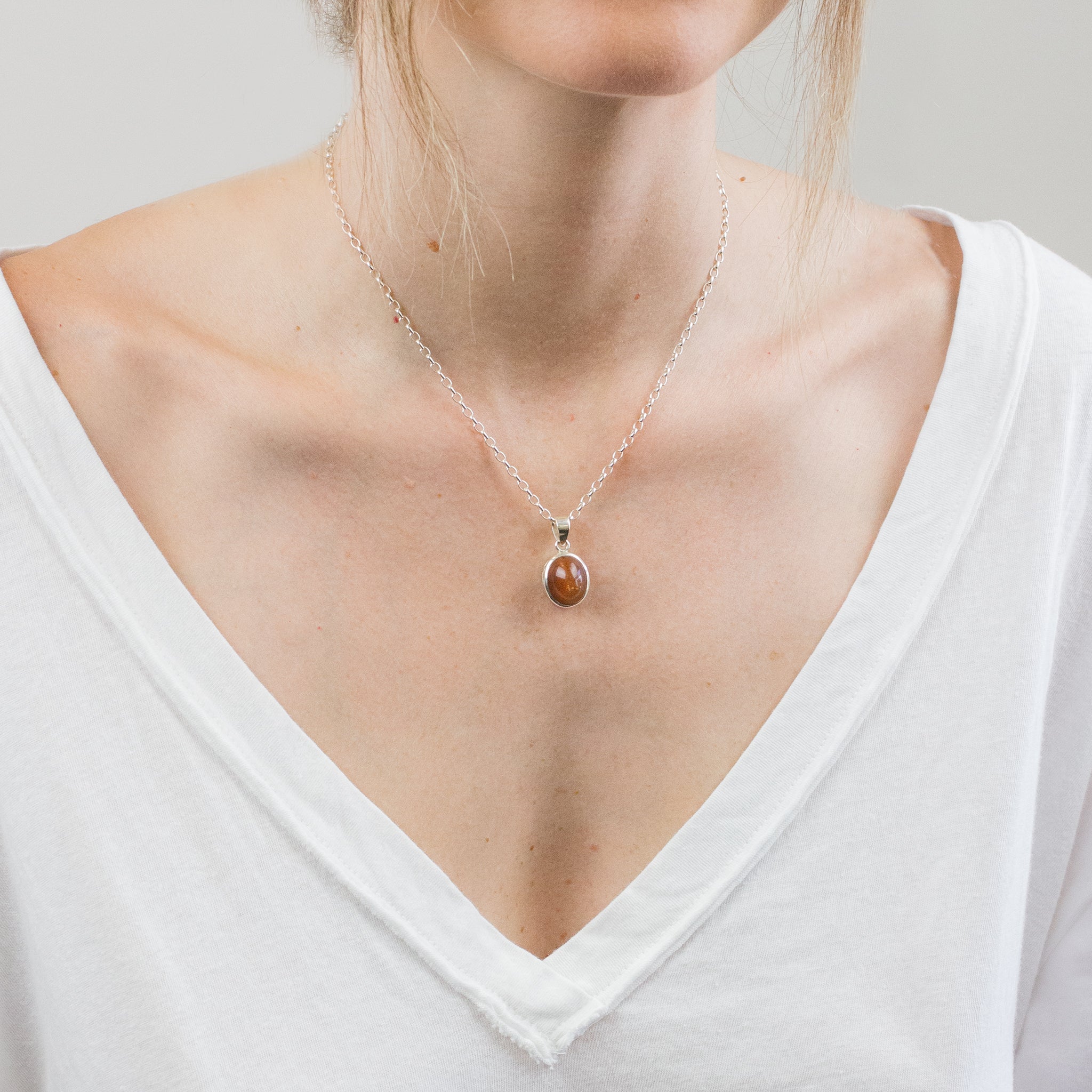CABOCHON SUNSTONE NECKLACE ON MODEL