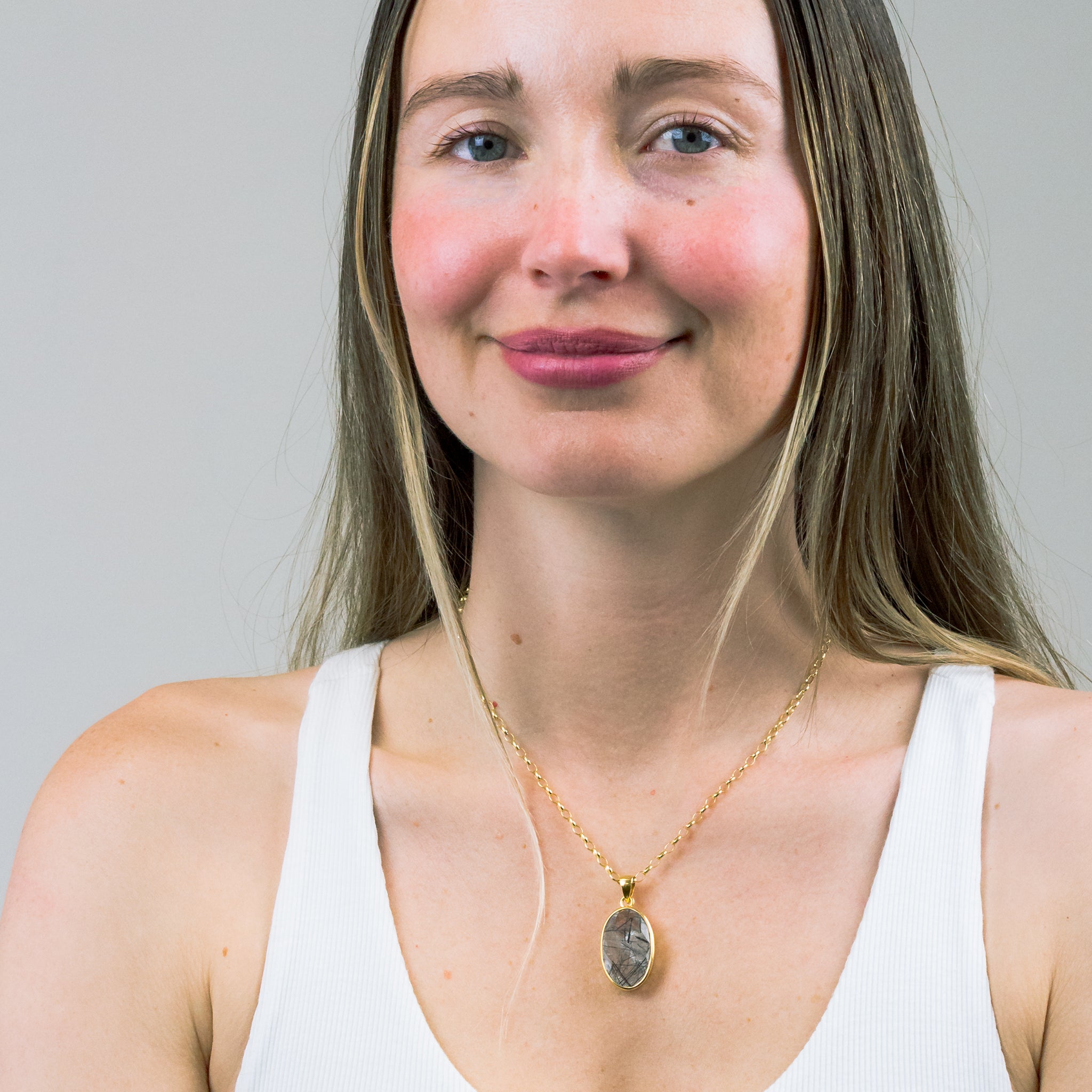 TOURMALINTED QUARTZ NECKLACE IN YELLOW GOLD VERMEIL FINISH ON MODEL| MADE IN EARTH