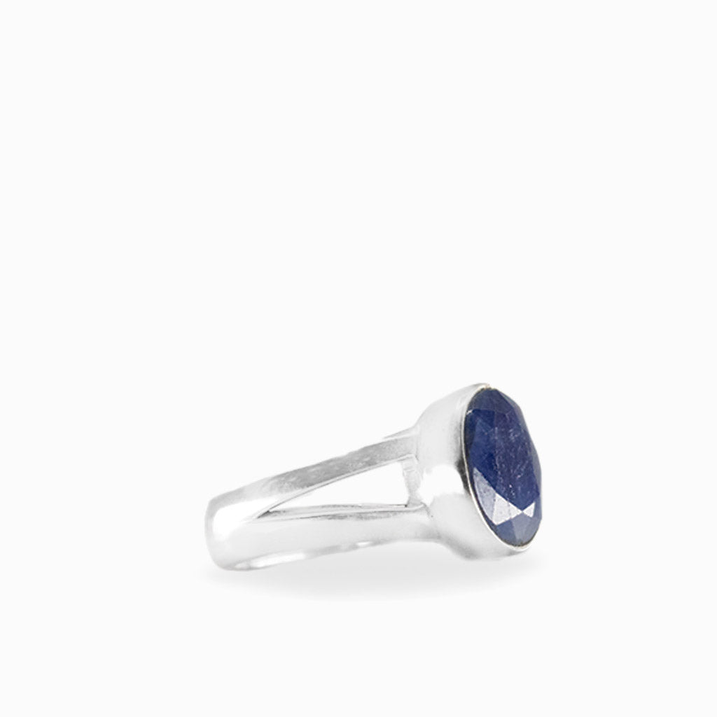 FACETED SAPPHIRE RING MADE IN EARTH